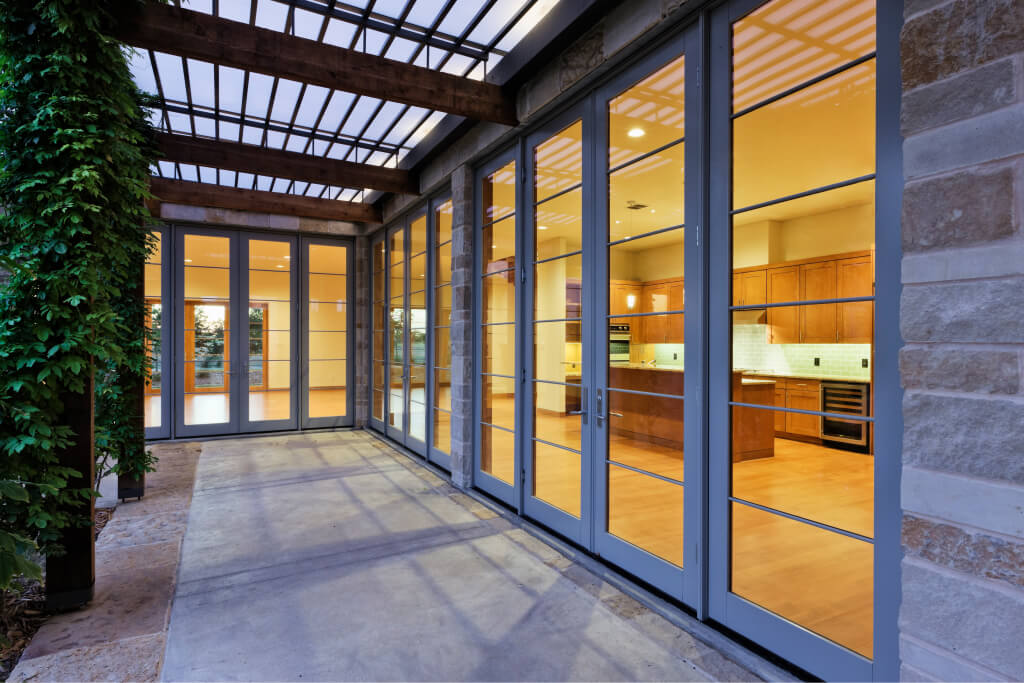 Verglaste Fenster- und Türfront an einer Terrasse