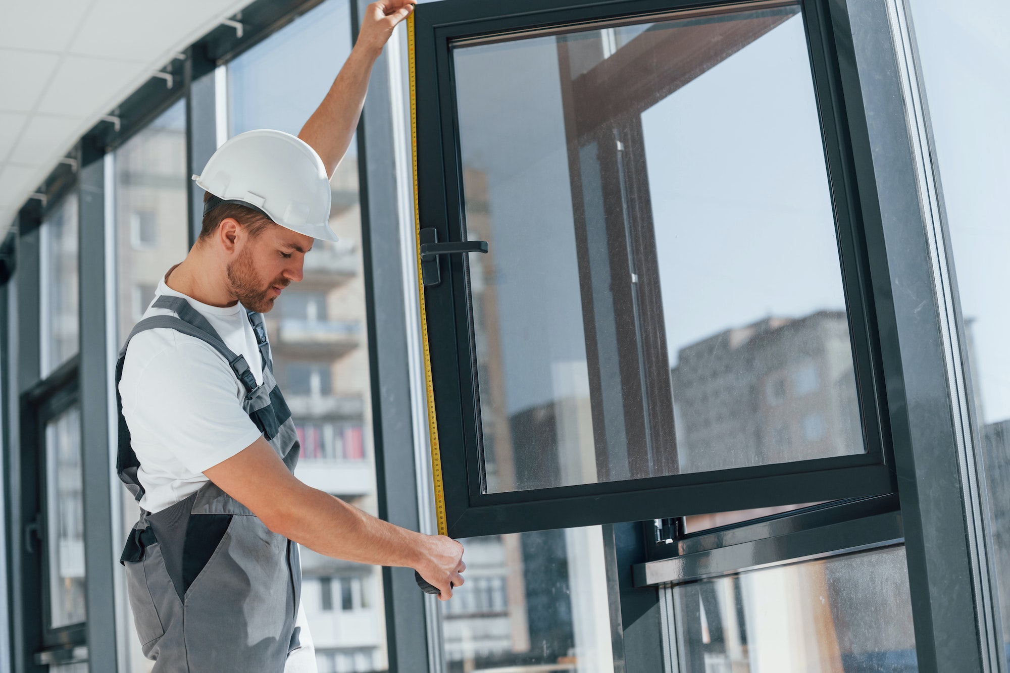 Arbeiten an einem großen geöffneten Fensterflügel